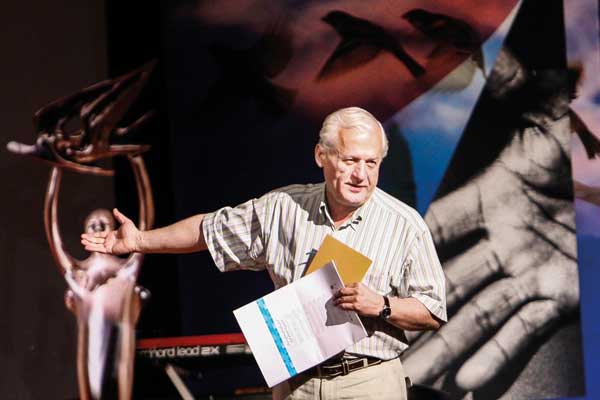 پرده نقره‌ای در قاب شیشه‌ای