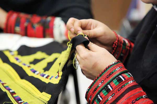 کارآفرینی سوچن با سوزن زنان بلوچ کارآفرینی سوچن با سوزن زنان بلوچ