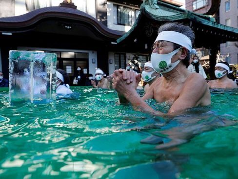 دعای راهبان بودایی در آب سرد برای پایان همه گیری کرونا + عکس