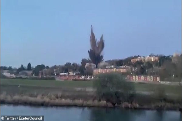 انفجار بمب به جای مانده از جنگ جهانی دوم (عکس) انفجار بمب به جای مانده از جنگ جهانی دوم (عکس)