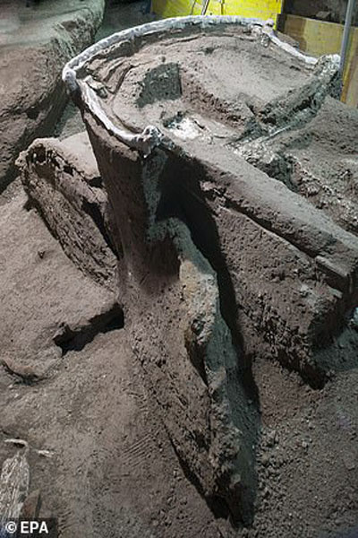 کشف کالسکه 2 هزار ساله در میانه گدازه های آتشفشان (تصاویر) کشف کالسکه 2 هزار ساله در میانه گدازه های آتشفشان (تصاویر)