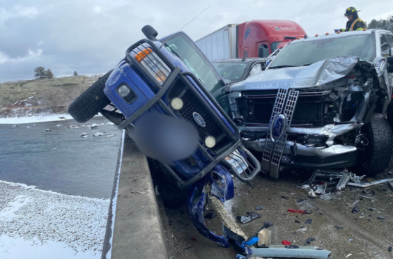 تصادف 30 خودرو در جاده یخ زده