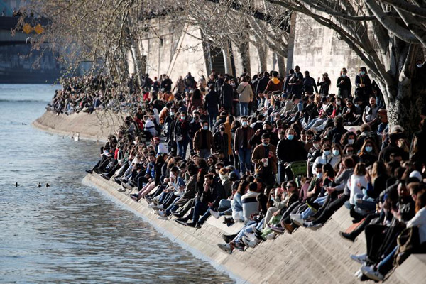 رسوایی واکسن VIP در آرژانتین / اسکیت با برقع (گزارش تصویری)