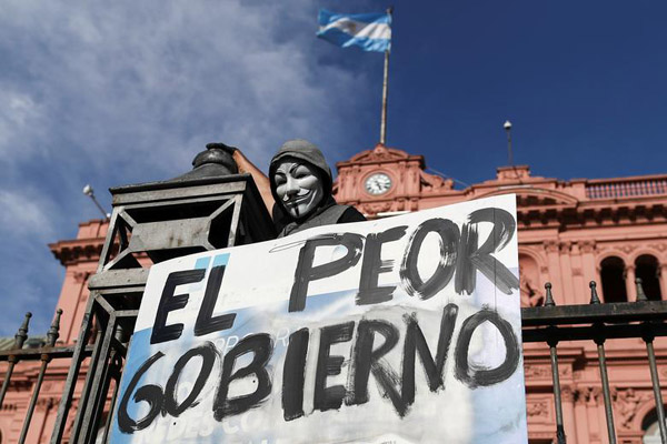 رسوایی واکسن VIP در آرژانتین / اسکیت با برقع (گزارش تصویری)