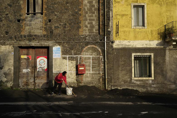 رسوایی واکسن VIP در آرژانتین / اسکیت با برقع (گزارش تصویری)