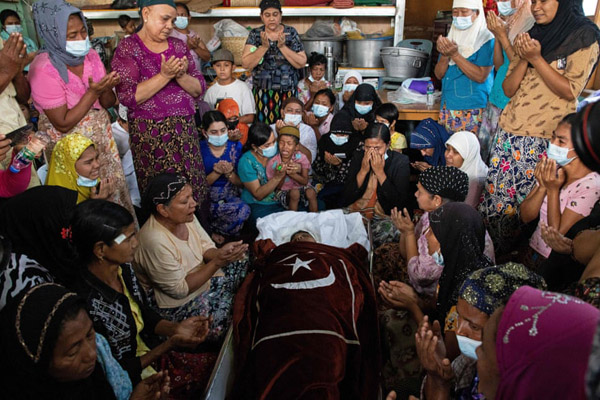 عبور از میان سیم خاردارها برای رسیدن به محل کار (گزارش تصویری) عبور از میان سیم خاردارها برای رسیدن به محل کار (گزارش تصویری)