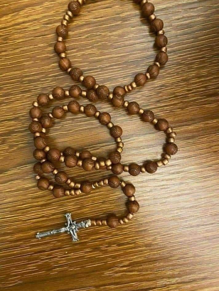 هدیه پاپ فرانسیس به یکی از فرماندهان حشد شعبی + عکس