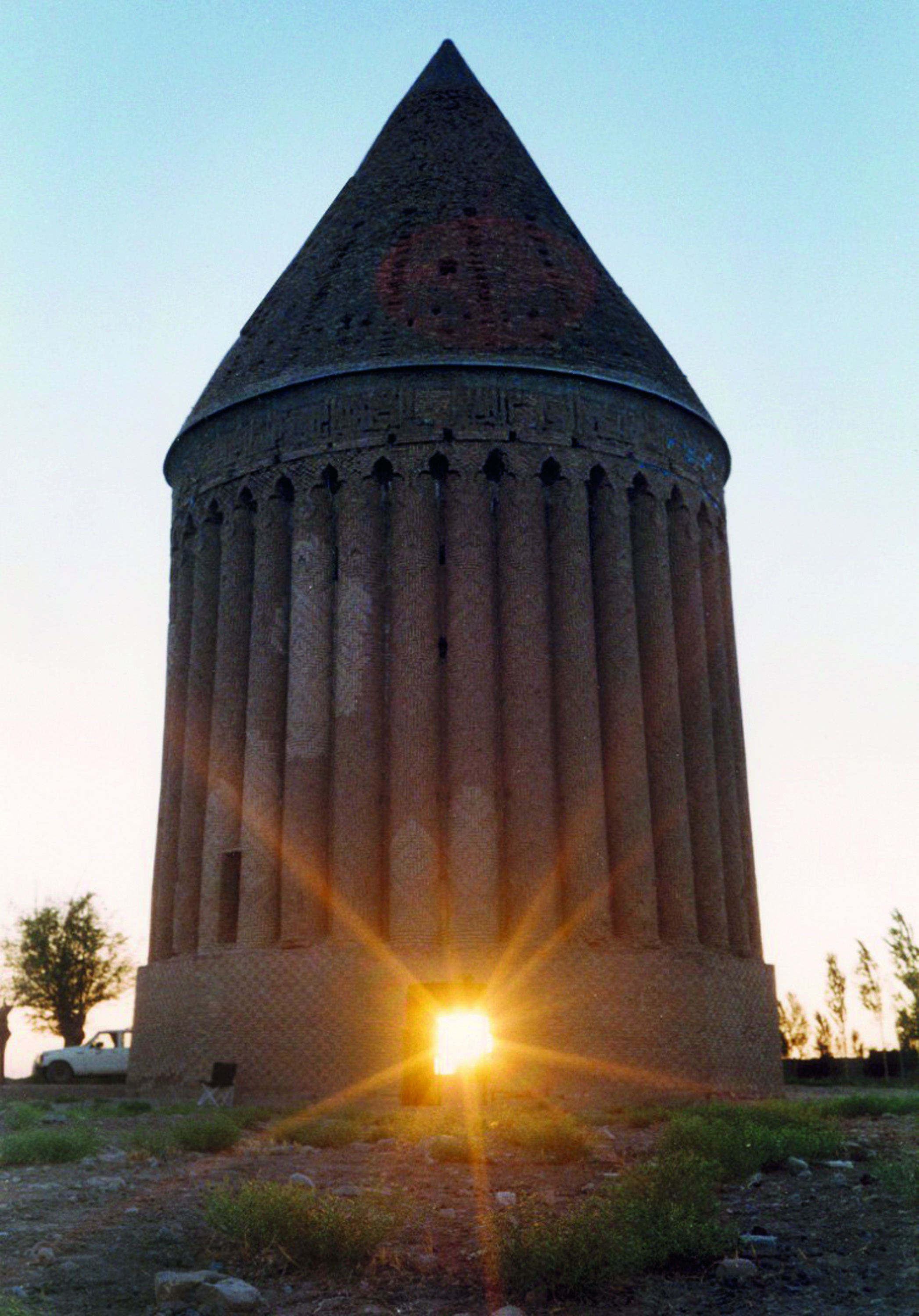 اختلاف علمی بر سر برج تاریخی ‌رادکان