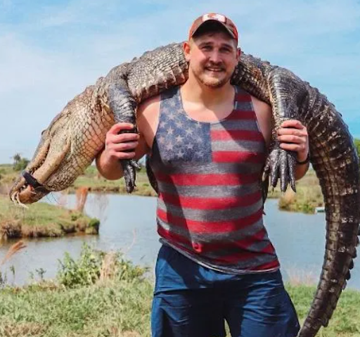 شکار تمساح ۳ متری به دست یک فوتبالیست