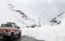 نجات ۵ نفر در ریزش بهمن جاده کرج - چالوس