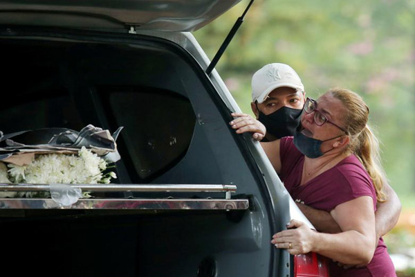 یادبود فاجعه ای که جان 20 هزار نفر را گرفت / واکسن کرونا با لباس سوپرمن (گزارش تصویری)