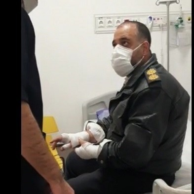 مأمور پلیس برای متوقف کردن خودروی شعله‌ور به دل آتش زد