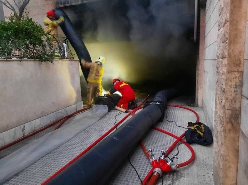 آتش‌سوزی شدید در ساختمان ۳۵ واحدی/ ۴ خودرو در آتش سوخت