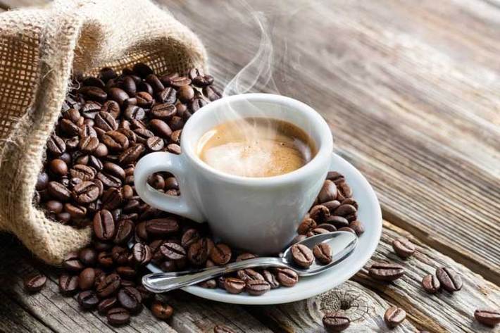 امروزه بسیاری از افراد از قهوه در رژیم غذایی روزانه خود استفاده می کنند. بعضی افراد، صبح ها برای هوشیار شدن، برخی افراد بعد از ظهرها برای رفع خستگی و گروهی نیز به دفعات طی روز از این نوشیدنی استفاده می کنند.در مقابل گروهی نیز به طور گاهگاهی قهوه می نوشند یا با قهوه رابطه ای ندارند. قهوه مانند هر نوشیدنی یا ماده غذایی دیگر دارای ویژگی های مثبت و منفی است.