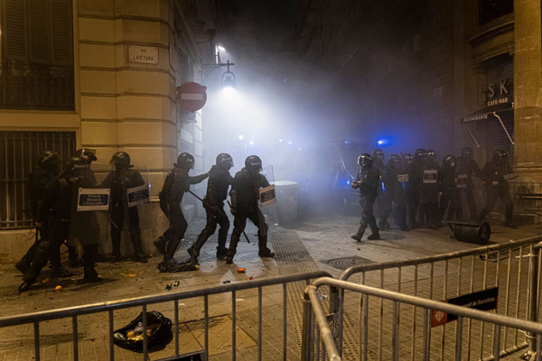 جابجایی خانه 139 ساله / موتورسواری در میان ملخ ها (گزارش تصویری)