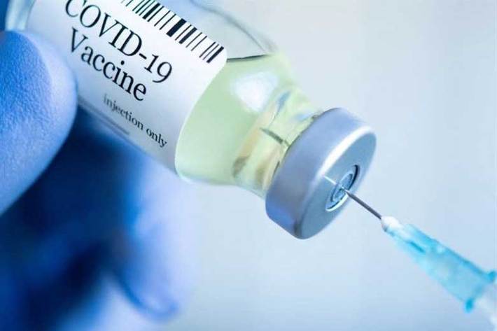 با شروع واکسیناسیون در برابر کووید۱۹ گزارش‌هایی از عوارض جانبی موقت مانند سردرد و تب انتشار یافت و در موارد نادری نیز واکنش های آلرژی گزارش شد. اکنون پرسش‌هایی درباره عوارض این واکسن ها و احتمال مرگ در اثر این نوع واکنش آلرژیک مطرح شده است.