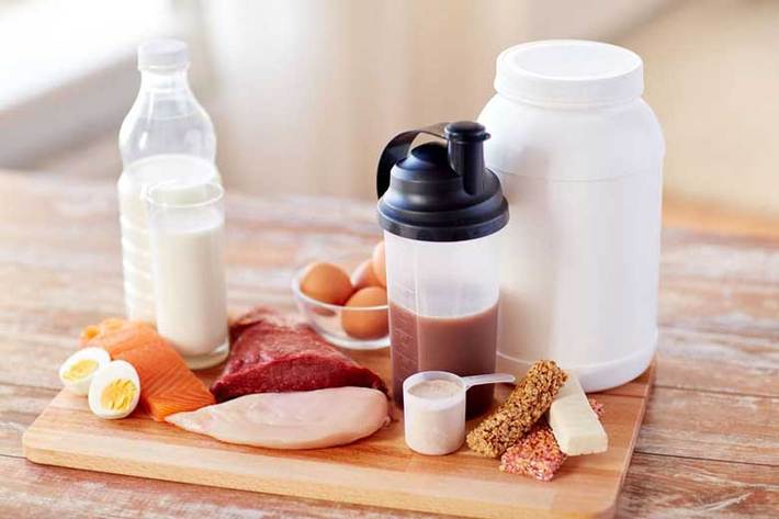 ضعف‌های عضلانی، مشکلات مو و ناخن، انباشت مایعات در بدن و گرسنگی زیاد می‌تواند از علایم کمبود پروتئین باشد.