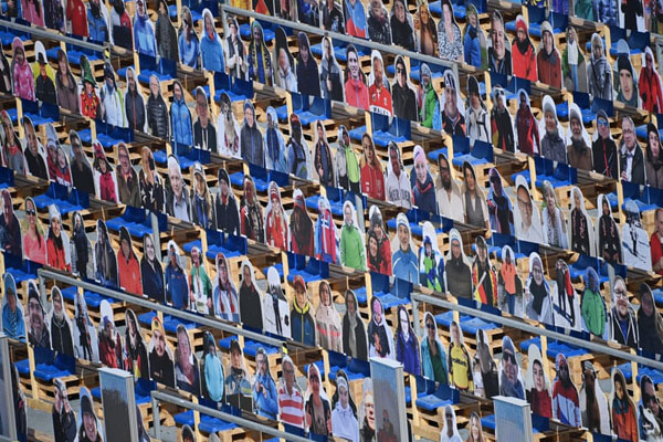 حمله ملخ ها به کشاورزان / تماشای فوتبال در اوج کرونا (گزارش تصویری)