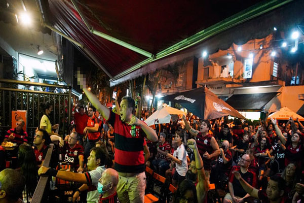 حمله ملخ ها به کشاورزان / تماشای فوتبال در اوج کرونا (گزارش تصویری)