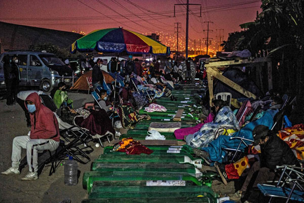 حمله ملخ ها به کشاورزان / تماشای فوتبال در اوج کرونا (گزارش تصویری)