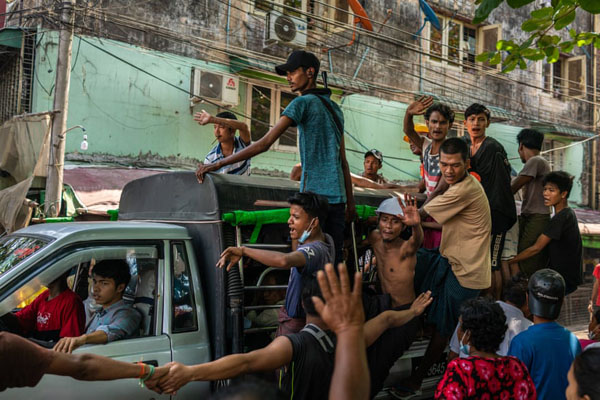 حمله ملخ ها به کشاورزان / تماشای فوتبال در اوج کرونا (گزارش تصویری)