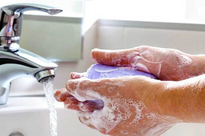متخصص پوست با بیان اینکه شستن دست ها با آب و صابون بهتر از استفاده از مواد ضدعفونی کننده است، گفت: ضد عفونی کننده‌هایی که به صورت ژل تهیه شده و حاوی آلوئه ورا هستند، مناسب تر است.