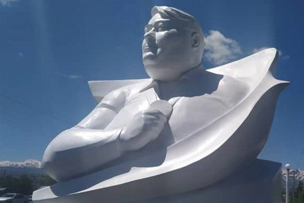 رونمایی از تندیس سیامند رحمان (عکس) رونمایی از تندیس سیامند رحمان (عکس)