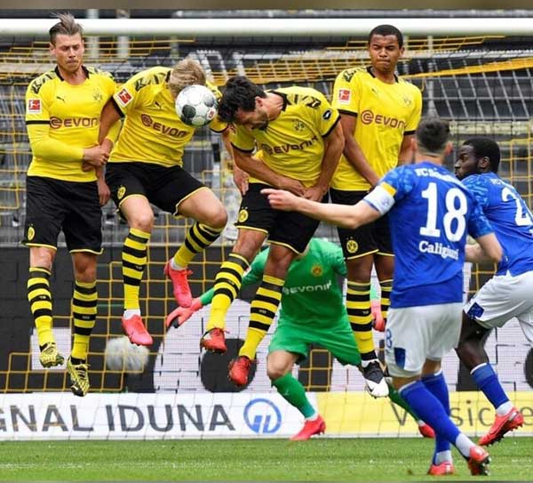 صحنه‌های خطرناک در فوتبال؛ وقتی کرونا فراموش می‌شود