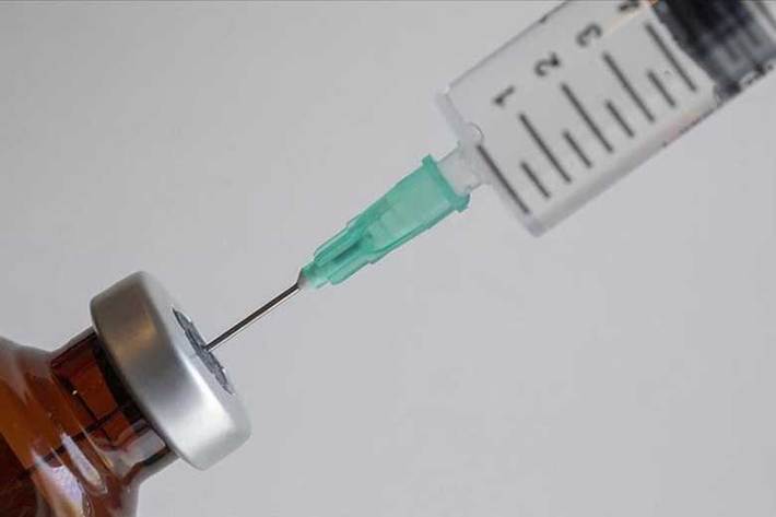 طبق ادعای یک دبیر سابق سازمان جهانی بهداشت، ممکن است کروناویروس «پیش از ساخت واکسن» به طور طبیعی از بین برود.