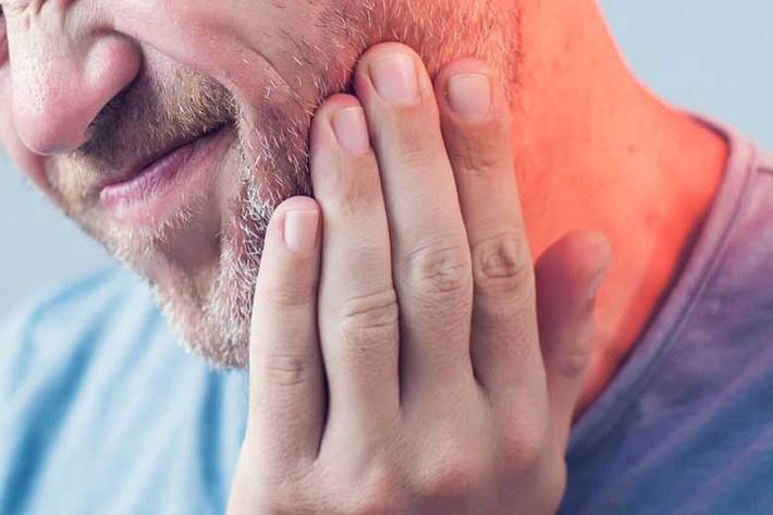 درد دندان برای بسیاری غیر قابل تحمل است و در حال حاضر به علت کروناویروس شاید برخی ترجیح دهند در زمان بهتری برای درمان اقدام کنند و الان فقط به دنبال مُسکن خانگی هستند که درد دندان را تسکین دهد.