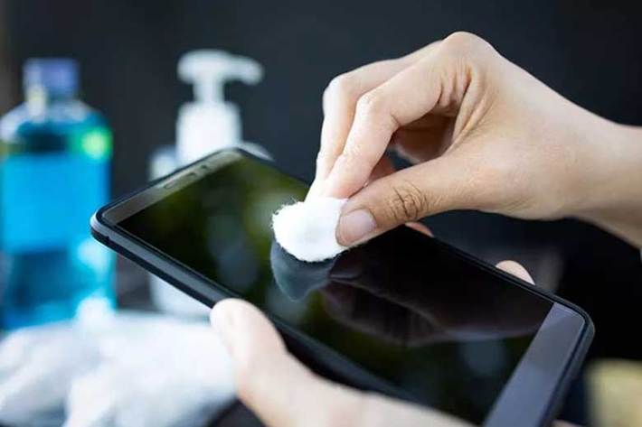 تمیز کردن نامناسب موبایل می‌تواند به آن آسیب برساند؛ بنابراین هنگام ضدعفونی‌کردن، تمیز‌کننده را مستقیماً روی تلفن اسپری نکنید و از تمیز کردن موبایل با پارچه‌های زبر خودداری کنید.
