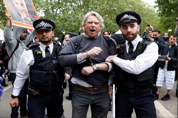 دنیا در قاب تصاویر / از سلسله آتش سوزی ها در لس آنجلس تا تست واکسن ضد کرونا در لندن