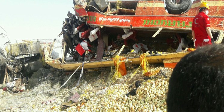 تصادف مرگبار تریلی با اتوبوس در «سربیشه»/ ۲۰ نفر کشته و زخمی شدند(+عکس) تصادف مرگبار تریلی با اتوبوس در «سربیشه»/ ۲۰ نفر کشته و زخمی شدند(+عکس)