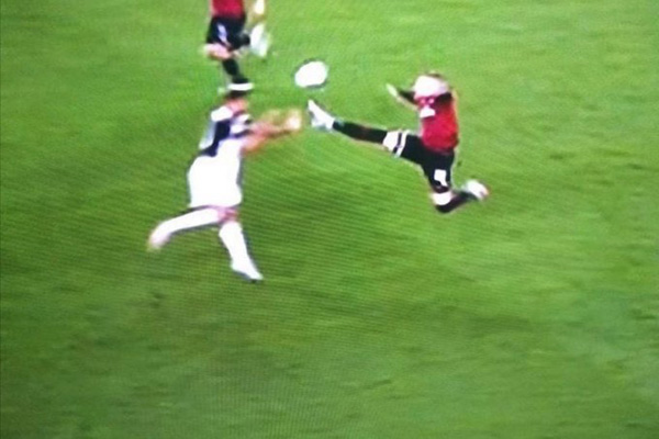 خطای بروسلی در فوتبال! (عکس)