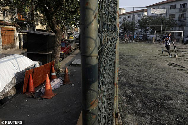 دور دنیا در قاب تصاویر ؛ فوتبال در کنار جنازه