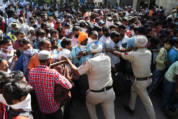 دور دنیا در قاب تصاویر ؛ فوتبال در کنار جنازه