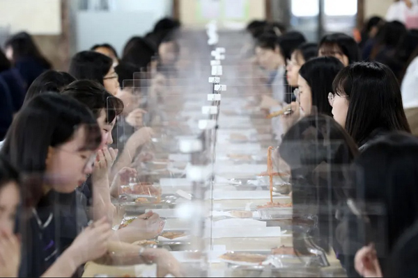 دور دنیا در قاب تصاویر ؛ فوتبال در کنار جنازه