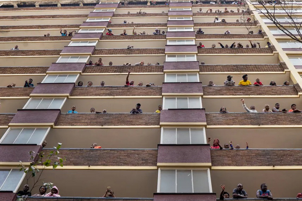 دور دنیا در قاب تصاویر ؛ فوتبال در کنار جنازه