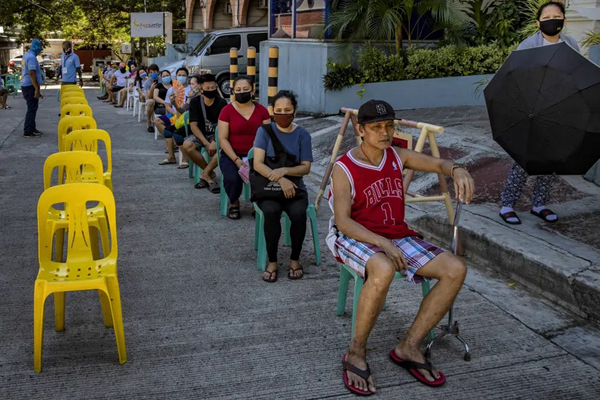 دور دنیا در قاب تصاویر ؛ فوتبال در کنار جنازه