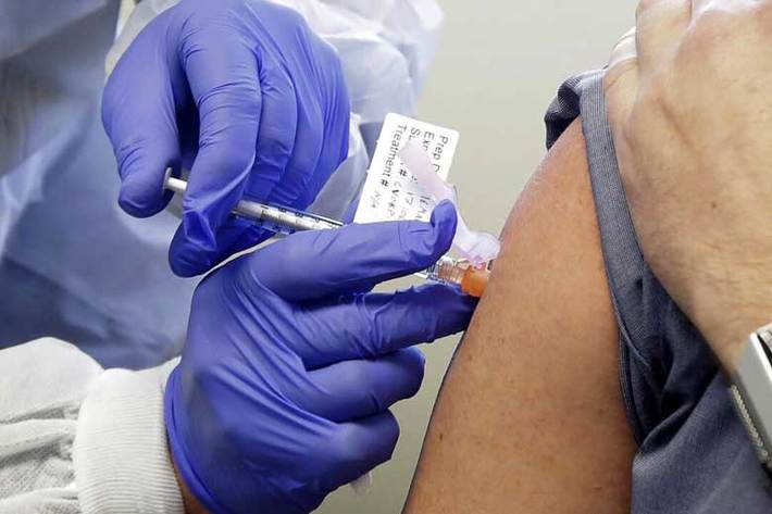 شبکه اول تلویزیون دولتی روسیه اعلام کرده است که گروهی از دانشمندان روس، واکسنی را بر روی خود آزمایش کرده‌اند که توانسته پادتن کرونا را در بدن آنها تولید کند.