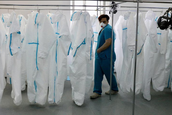 عکس و مکث؛ از دعوای مادر و دختری تا ملخی با ماسک عکس و مکث؛ از دعوای مادر و دختری تا ملخی با ماسک