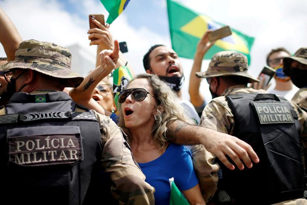 عکس و مکث؛ از دعوای مادر و دختری تا ملخی با ماسک عکس و مکث؛ از دعوای مادر و دختری تا ملخی با ماسک