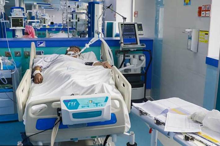 سخنگوی وزارت بهداشت، درمان و آموزش پزشکی از شناسایی 2549 بیمار جدید در 24 ساعت گذشته در کشور خبر داد و گفت: متاسفانه در طول ۲۴ ساعت گذشته، ۱۴۱ بیمار کووید ۱۹ جان خود را از دست دادند.