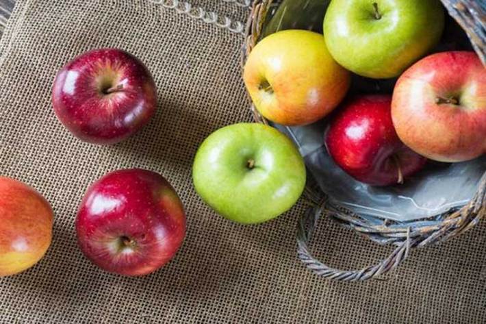 شاید این ضرب المثل را شنیده باشید که مصرف یک سیب در روز شما را از پزشک بی‌نیاز می کند. شاید خنده‌دار به نظر برسد زیرا ممکن است سیب را به عنوان یک ماده غذایی برتر با فواید سلامت منحصر به فرد در نظر نگیرید.