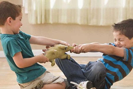 در مواجهه با دعوای کودکان چه واکنشی نشان دهیم؟