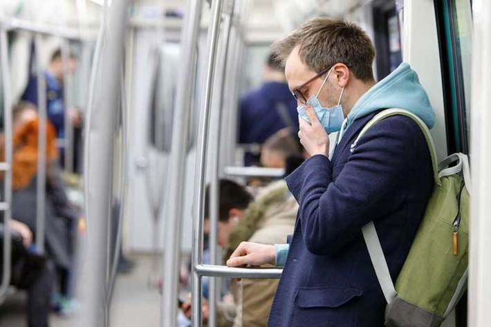 سازمان بهداشت جهانی اعلام کرد، ذرات معلق در هوا که حتی از تنفس و صحبت کردن افراد بیمار یا ناقل وارد محیط می‌شوند، یکی از عوامل بزرگ شیوع این ویروس هستند.