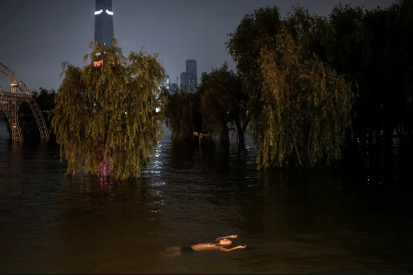 دور دنیا در قاب تصاویر؛ تلاش نافرجام برای پیدا کردن جسد یک هنرپیشه