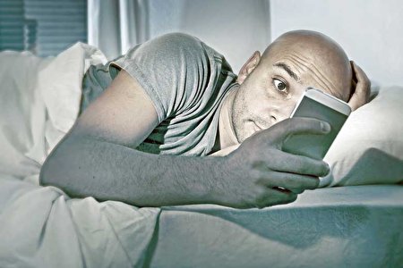 استفاده طولانیمدت از گوشیهای هوشمند چه بلایی بر سر چشمها میآورد؟