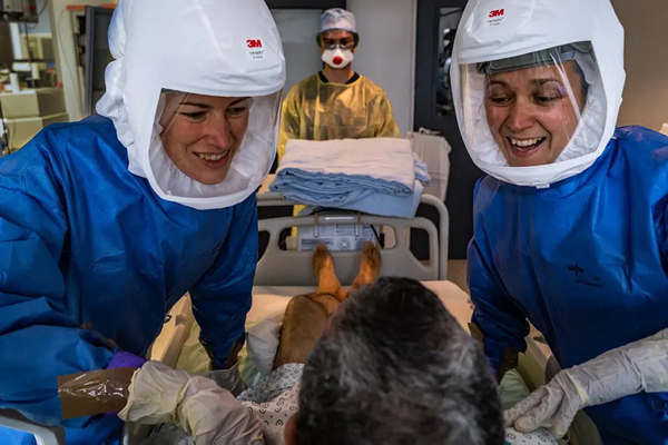 دور دنیا در قاب تصاویر؛ پرستاران خندان دور دنیا در قاب تصاویر؛ پرستاران خندان