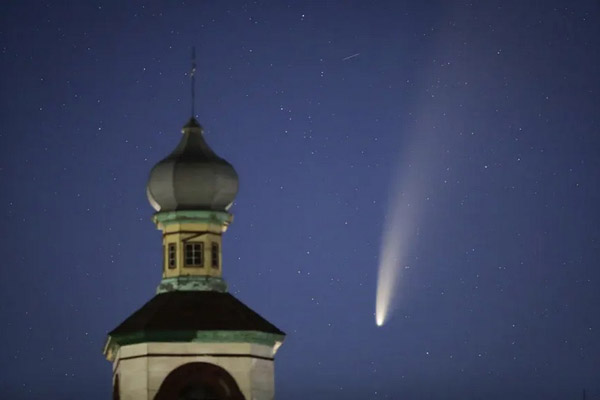 دور دنیا در قاب تصاویر؛ جنازه ای در سطل آشغال